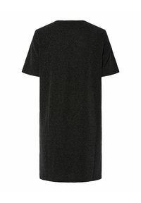 Vestido negro de manga corta con un corte relajado, que presenta una textura suave y un ligero brillo. Dobladillo recto y escote simple.