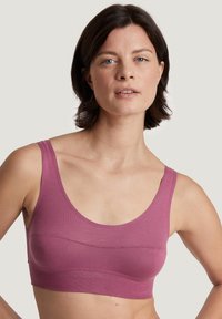 Rosa, nahtloser Bralette mit Rundhalsausschnitt, breiten Trägern und einem enganliegenden, cropped Design. Glattes Material mit einer dezenten Textur.