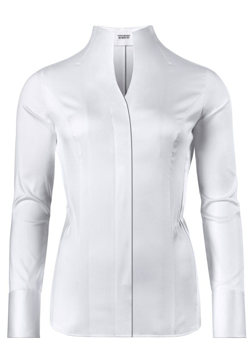 Blouse blanche à manches longues en tissu lisse, dotée d'un col haut, d'une patte de boutonnage sur le devant et de détails plissés sur les côtés et les manches.