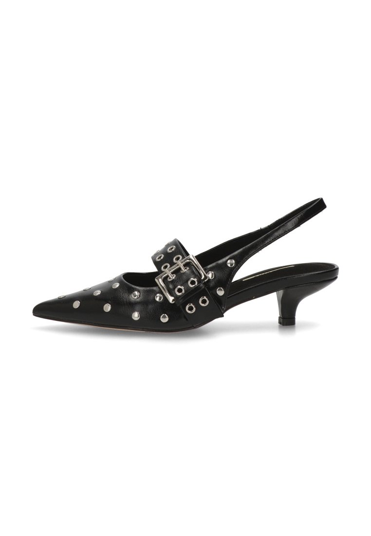 Zapato de tacón slingback de cuero negro con punta afilada, acentos de tachuelas plateadas y una hebilla decorativa. Presenta un pequeño tacón de gato para mayor altura.