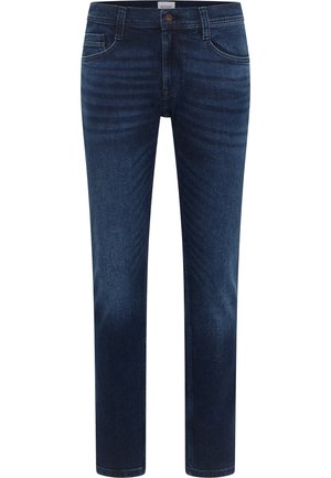Sötétkék denim farmernadrág egyenes szabással, öt zsebes dizájnnal és finom függőleges textúrával. Elöl gombos záródással rendelkezik.