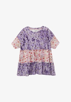 Kortjurk met bloemenprint en geplooide randjes, met paarse en roze bloemenpatronen op een witte achtergrond.