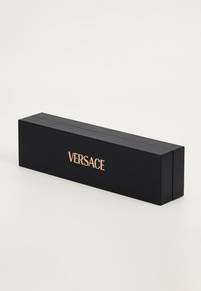 Čierna obdĺžniková krabica s zlatým logom "VERSACE" na prednej strane, vyrobená z textúrovaného kartónu s hladkým povrchom.