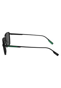 Occhiali da sole neri con lenti rettangolari, leggero telaio in metallo nero e templi con accenti verdi. Naselli regolabili per il comfort.