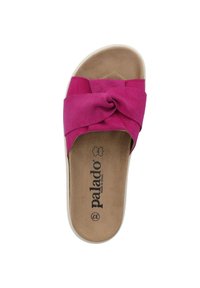 Sandalini in suede rosa con design a fascia attorcigliata, soletta beige imbottita e suola bianca. Logo del marchio visibile sulla soletta.