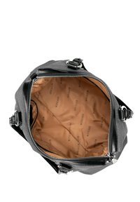 Černá texturovaná kabelka se zipovým uzávěrem a nastavitelnými popruhy. Uvnitř se nachází hladká béžová podšívka s opakujícím se vzorem loga.