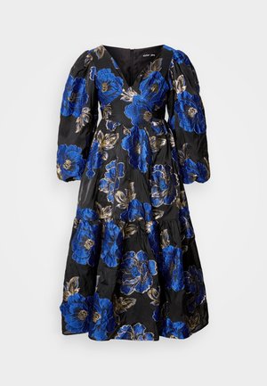 Rochie neagră cu mâneci scurte și bufante, având un model floral vibrant în nuanțe de albastru și aur. Decolteu în V și design cu fuste în straturi.