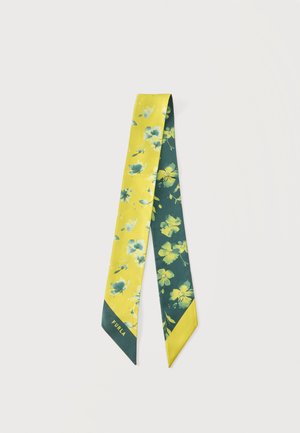 Λεπτό μεταξωτό μαντήλι με κίτρινα και σκούρα πράσινα λουλουδένια σχέδια, μυτερά άκρα και το κείμενο "FURLA" σε μια άκρη.