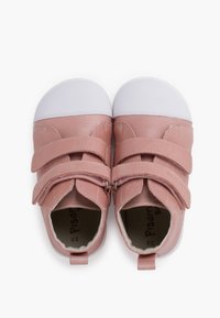 Scarpe in pelle rosa con punte in gomma bianca, dotate di due cinturini regolabili in Velcro. L'interno presenta una finitura liscia con lettering del marchio.