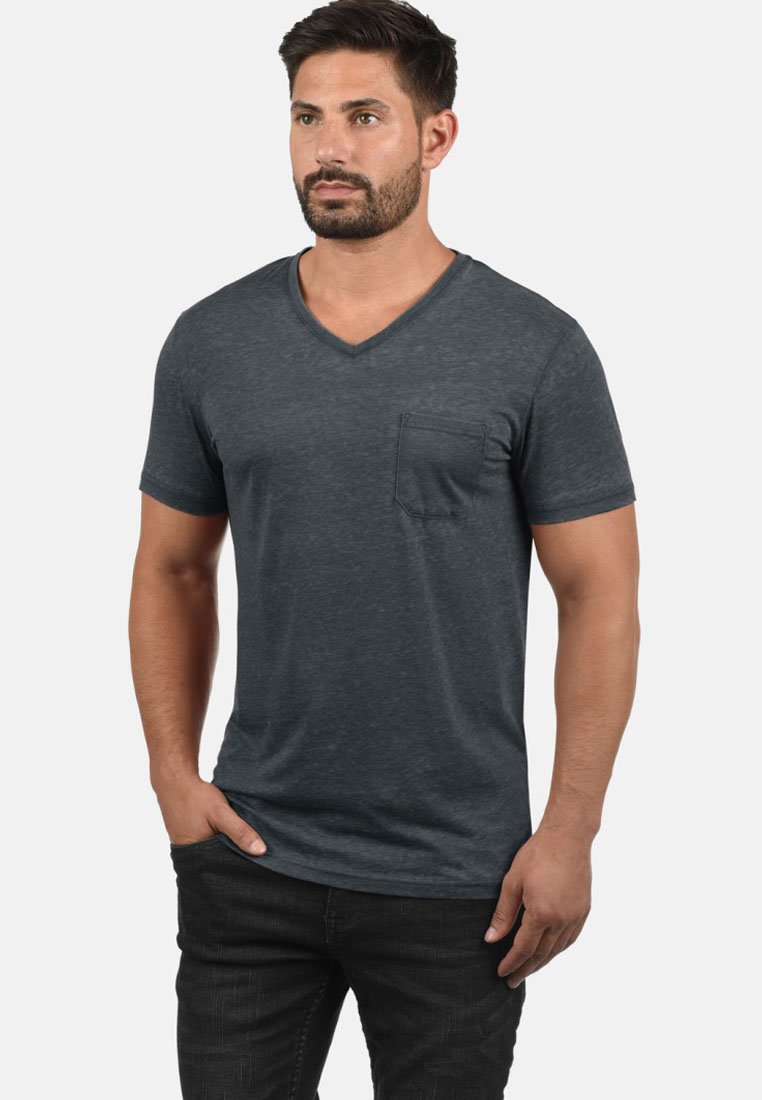 Dunkelgraues, kurzärmliges V-Ausschnitt-T-Shirt aus weichem Material, mit einer Brusttasche auf der linken Seite und einem lässigen Schnitt. Minimalistisches Design.