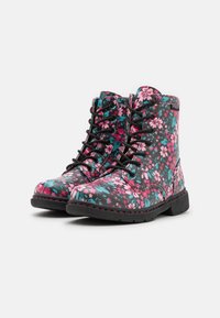 Bottes à lacets florales avec une base noire ornée de fleurs roses et turquoise, semelle en caoutchouc et surface texturée pour une meilleure adhérence et durabilité.