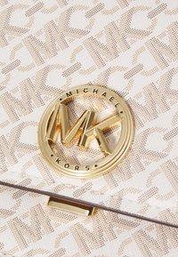 MICHAEL Michael Kors DELANCEY SATCHEL - Rankinė - vanilla/lugg