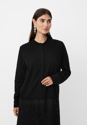 Černý cardigan s kulatým výstřihem, dlouhými rukávy a zapínáním na knoflíky, s měkkou texturou a žebrovanými manžetami a lemem.