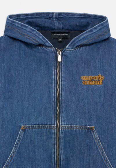 Sweatshirt de ganga com fecho éclair na cor azul escura, com capuz, bolsos frontais e logo "emporio armani" bordado em laranja no peito.