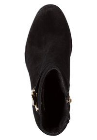 Schwarze Wildleder-Ankle-Boots mit abgerundeter Spitze, goldfarbenen Hardware-Akzenten und einem glatten Innenfutter mit genähten Details.