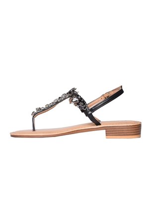 Sandalo in pelle nera con tacco basso in legno, cinturino a infradito decorato con strass neri e trasparenti, e cinturino posteriore alla caviglia con fibbia.