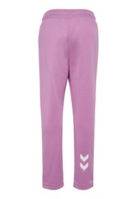 Pantalon de survêtement couleur lilas avec taille élastique et deux logos chevrons blancs près de la cheville gauche, vu de dos.