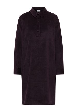 Robe en velours côtelé violet foncé à manches longues, avec un col et une patte de boutonnage à l'avant. Texture lisse avec des lignes verticales subtiles.