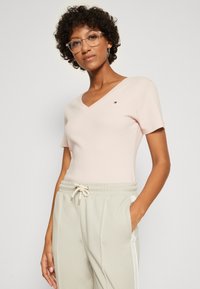 Tommy Hilfiger SLIM CODY V NECK - Základné tričko - whimsy pink