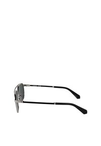 Ochelari de soare cu lentile gri, rame metalice argintii și brațe negre. Prezintă o formă contemporană cu un design elegant și minimalist.