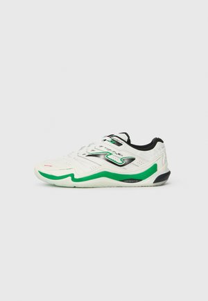Witte en groene sportieve sneaker met zwarte accenten, vetersluiting en een dikke zool ontworpen voor sportprestaties.