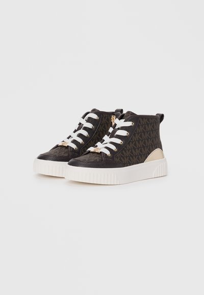 Baskets montantes noires avec des lacets blancs, présentant un motif de logo, un tissu texturé et une semelle en caoutchouc blanc avec une fermeture éclair dorée.