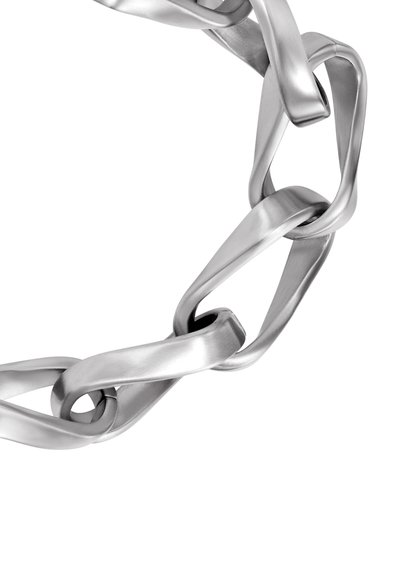 Design de maillons en chaîne métallique argentée présentant des maillons torsadés avec une texture lisse et polie ainsi qu'une finition brillante, mettant en avant des formes uniques et s'imbriquant parfaitement.