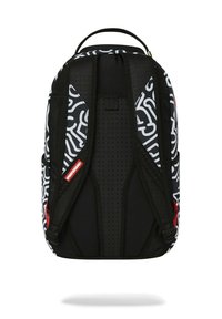 Mochila negra con un patrón abstracto blanco, correas texturizadas, respaldo acolchado para mayor comodidad y branding en acento rojo en un lado.