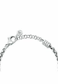 Bracciale in argento con maglie rotonde, chiusura a moschettone e un piccolo tag circolare con un motivo inciso a foglia.
