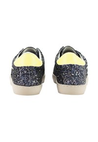 Zapatillas azul marino brillantes con parte superior reluciente, detalles en blanco y lengüetas amarillas en el talón. Suela gruesa de goma con acabado texturizado.