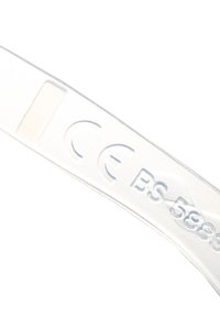 Nært billede af en gennemsigtig plastgenstand, der viser det støbte CE-mærke og BS-5839 koden.