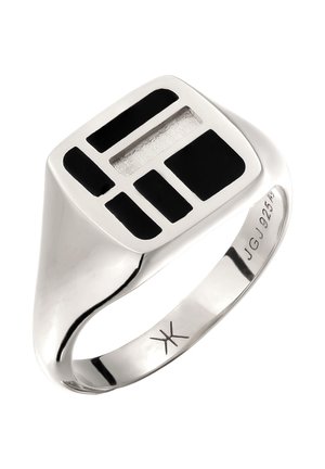 Silberner Ring mit flacher quadratischer Oberseite, die ein modernes geometrisches Muster aus schwarzen Rechtecken und einem strukturierten silbernen Rechteck zeigt.
