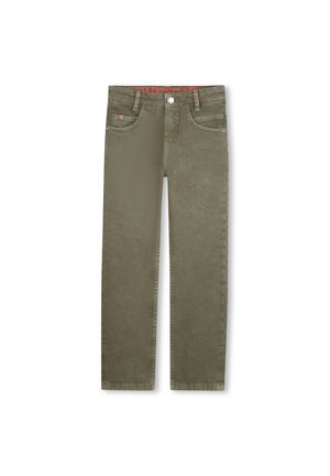 Khaki-kleurige jeans met een gladde textuur, vijf zakken, knoopsluiting en een rood patroon op de tailleband. Rechtemodel.