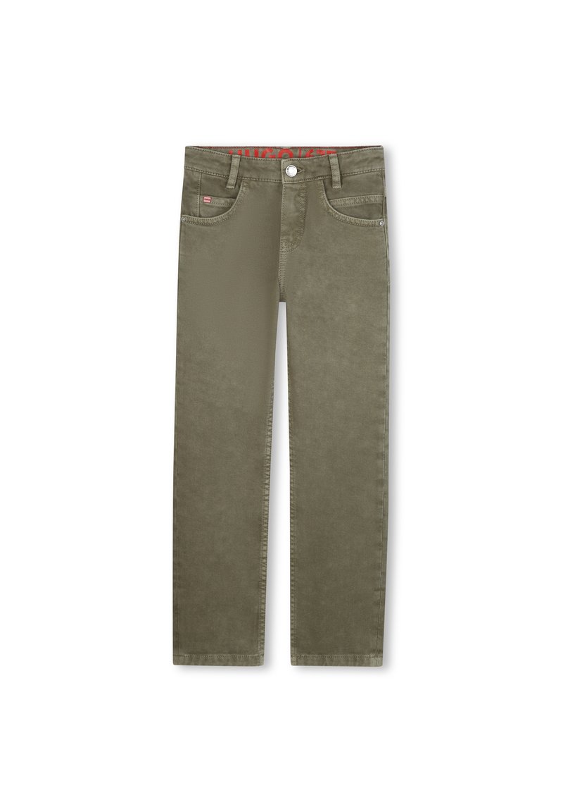 Khaki-kleurige jeans met een gladde textuur, vijf zakken, knoopsluiting en een rood patroon op de tailleband. Rechtemodel.