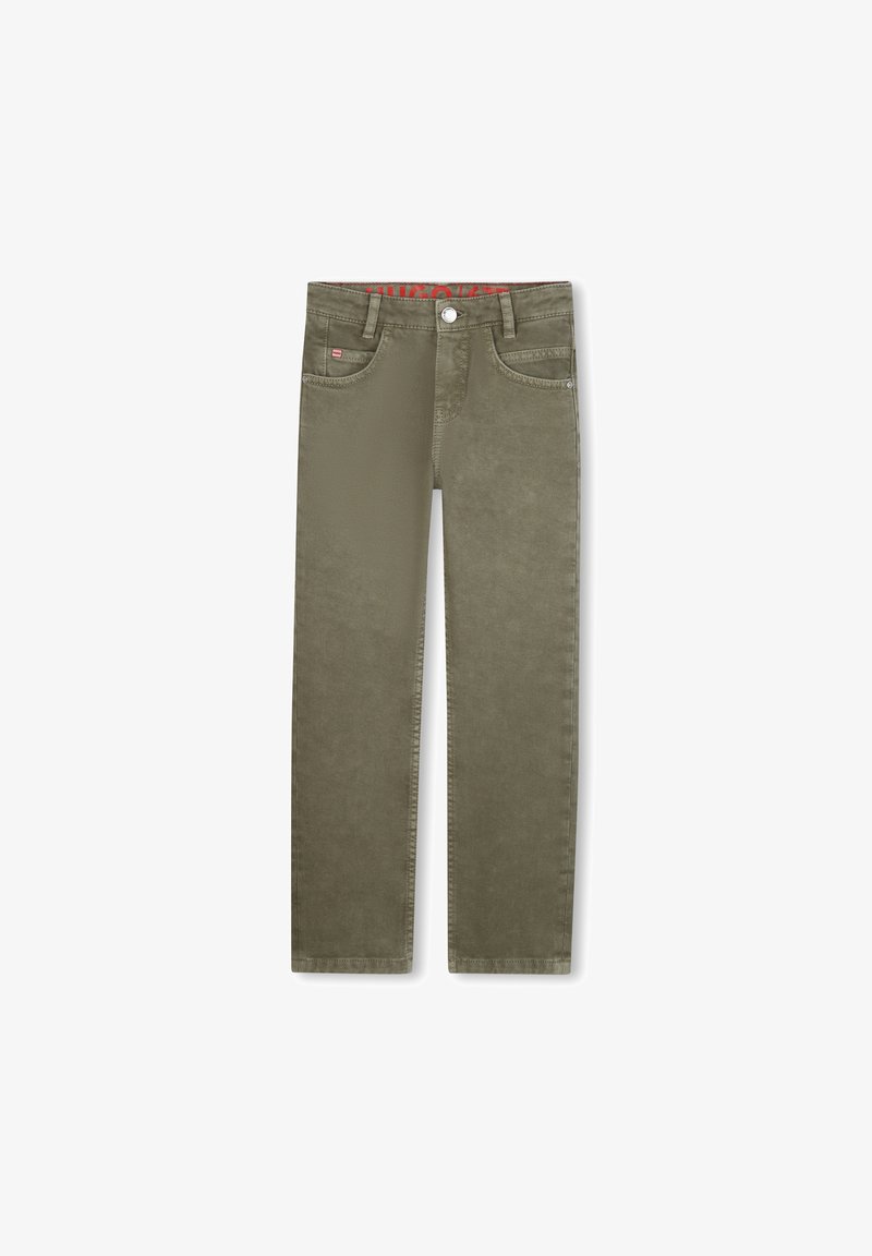 Khaki-kleurige jeans met een gladde textuur, vijf zakken, knoopsluiting en een rood patroon op de tailleband. Rechtemodel.