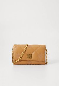 Sac bandoulière en cuir fauve avec un design matelassé, une bandoulière chaîne dorée, un fermoir magnétique et un logo embossé sur le devant.