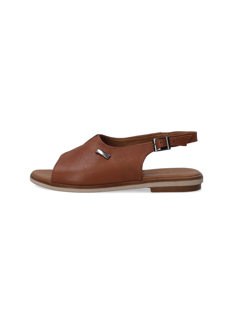 Bruine leren slingback sandalen met open neus, vlakke zool en een metalen accent. Voorzien van een verstelbare gesp voor een veilige pasvorm.