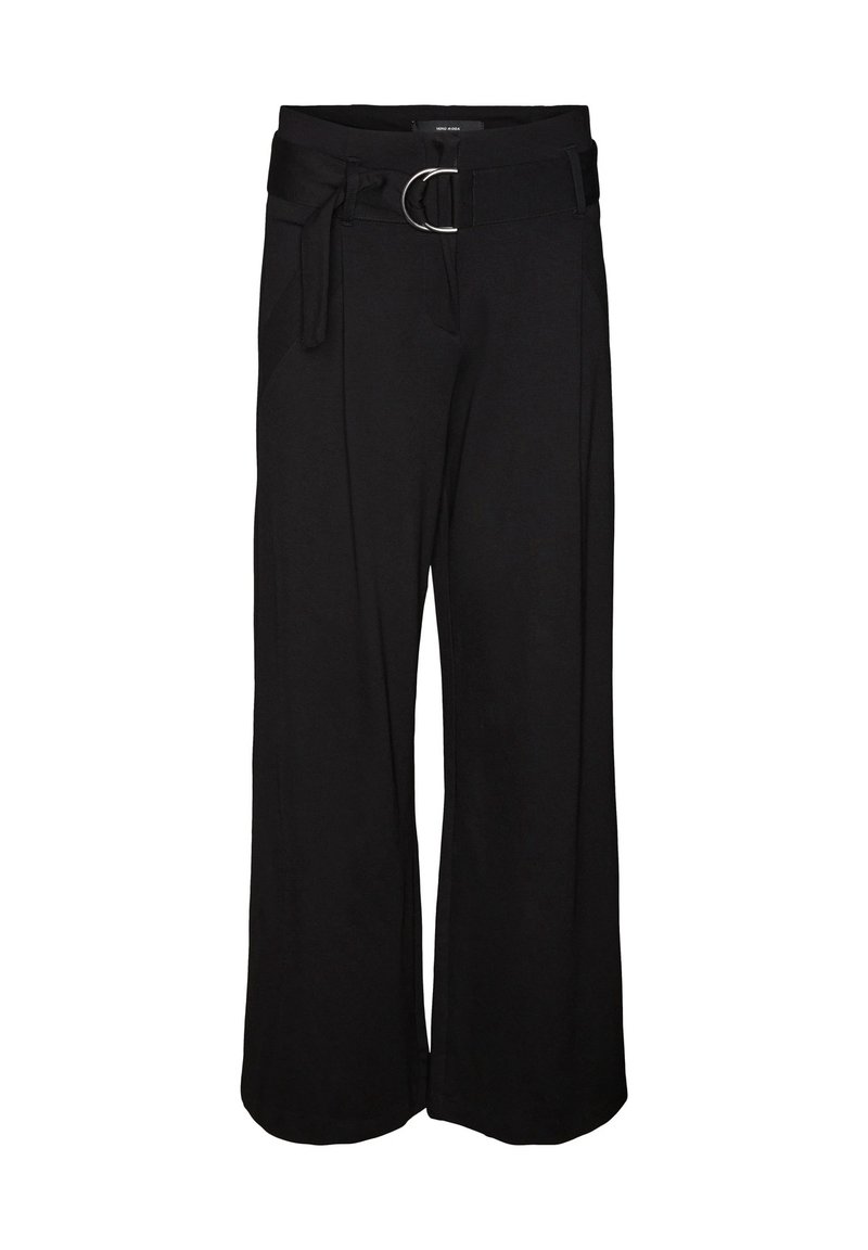 Svarta vida byxor i ett slätt tyg, med ett bälte som har ett runt metallspänne och veck framtill för extra detalj.