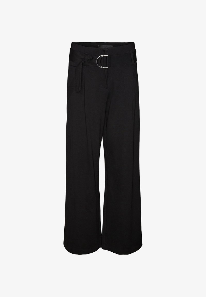 Černé kalhoty s širokými nohavicemi vyrobené z hladké tkaniny, s páskem a kulatou kovovou sponou a předními záhyby pro zvýraznění detailů.