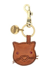 Portachiavi in pelle marrone a forma di gatto, con occhi rossi, dettagli cuciti, clip metallica e targhetta rotonda in metallo.