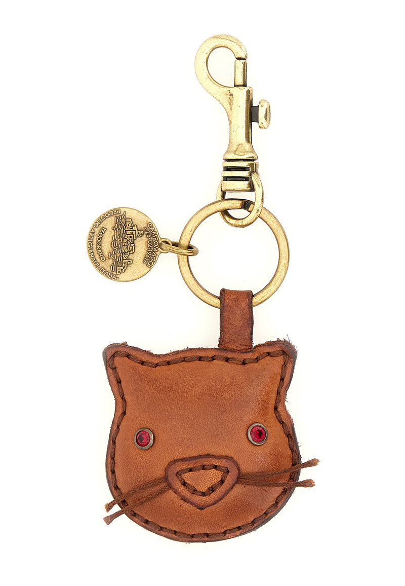 Portachiavi in pelle marrone a forma di gatto, con occhi rossi, dettagli cuciti, clip metallica e targhetta rotonda in metallo.