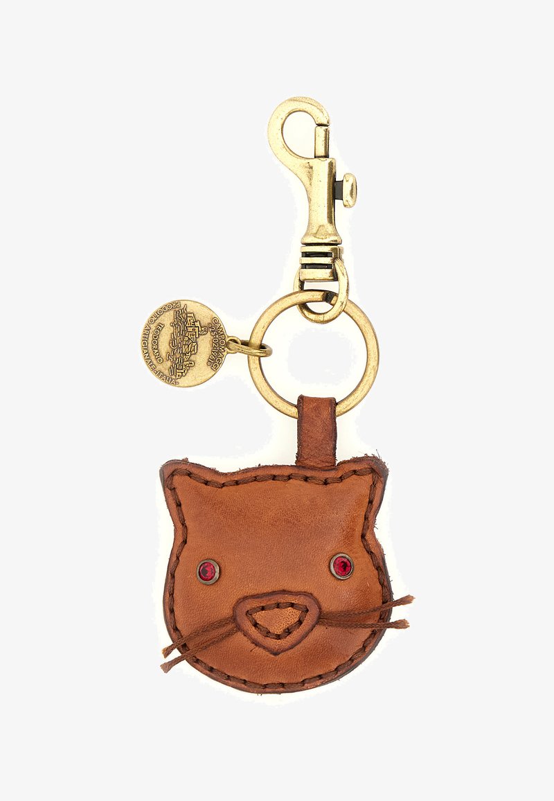 Portachiavi in pelle marrone a forma di gatto, con occhi rossi, dettagli cuciti, clip metallica e targhetta rotonda in metallo.