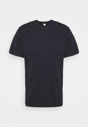 Granatowy bawełniany t-shirt z klasycznym okrągłym dekoltem, krótkimi rękawami i luźnym krojem. Gładki kolor, gładka faktura, bez widocznych wzorów.