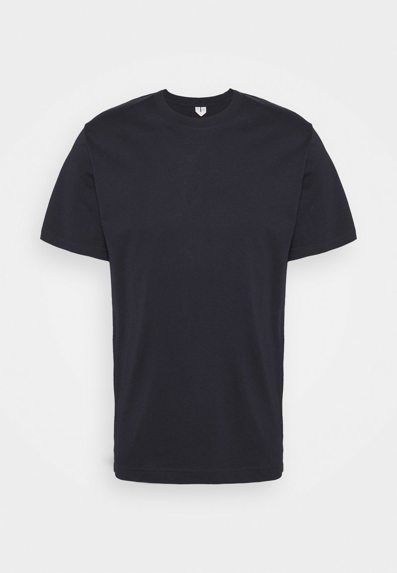 T-shirt en coton bleu marine avec un col rond classique, des manches courtes et une coupe décontractée. Couleur unie, texture lisse et sans motifs visibles.