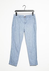 Pantaloni in tessuto intrecciato blu chiaro con chiusura a bottone, tasche laterali e vestibilità rilassata. Appesi a una gruccia in plastica nera.