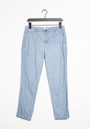 Pantalon en tissu tissé bleu clair, avec une fermeture à bouton, des poches latérales et une coupe décontractée. Suspendu à un cintre en plastique noir.