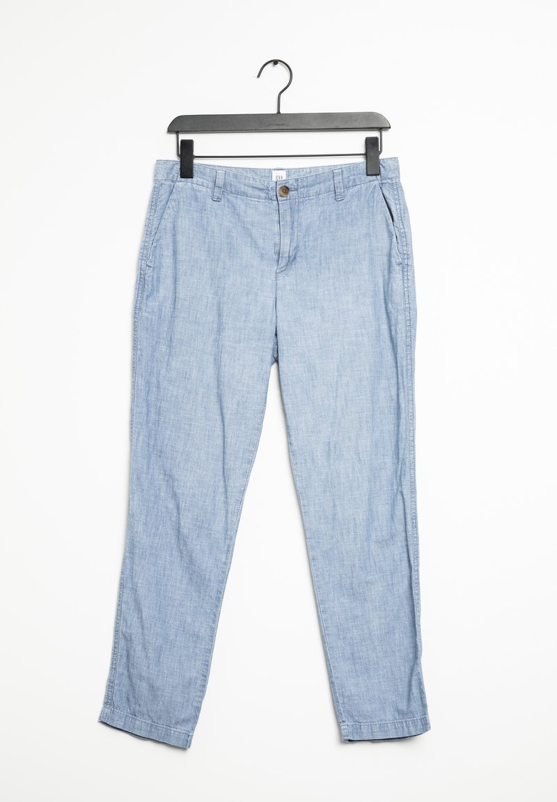 Pantaloni in tessuto intrecciato blu chiaro con chiusura a bottone, tasche laterali e vestibilità rilassata. Appesi a una gruccia in plastica nera.