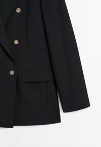 Schwarzes Blazer mit goldenen Metallknöpfen, taillierte Passform, mit Reverskragen und einer einzelnen Tasche auf der linken Seite. Strukturierten Stoff.