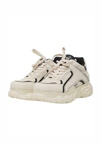 Des sneakers chunky avec un dessus en suède crème, des accents noirs et une semelle en caoutchouc texturée. Ils disposent de lacets et d'un col rembourré pour le confort.