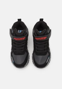 Sneaker mid-top nere e grigie con tessuto in rete, collo imbottito e cinturino in Velcro. Presenta etichetta impermeabile e suola in gomma testurizzata.
